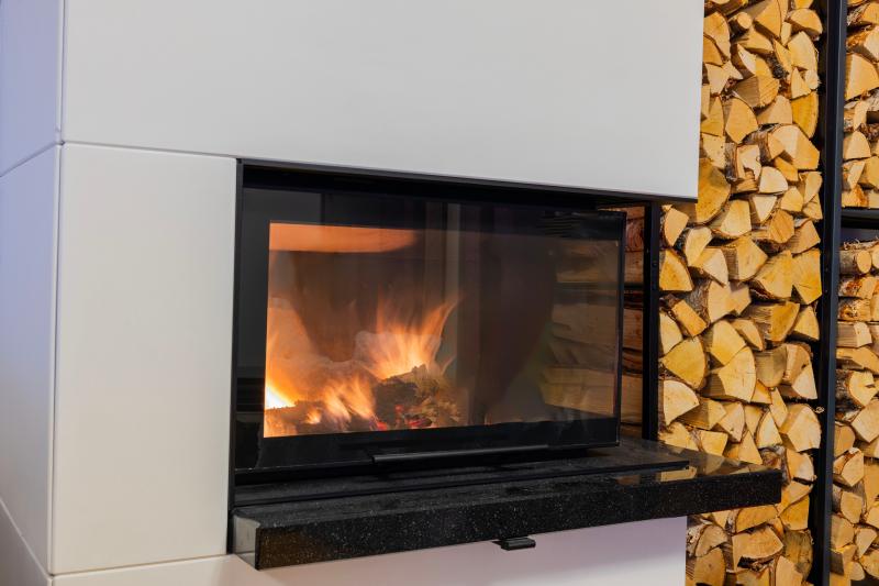 Comment choisir une cheminée à bois qui valorise votre intérieur ?