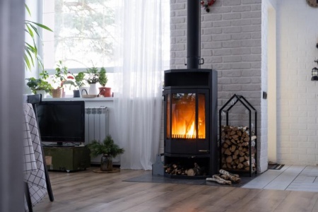 Installation d'un poêle à bois, quelles normes respecter pour votre sécurité